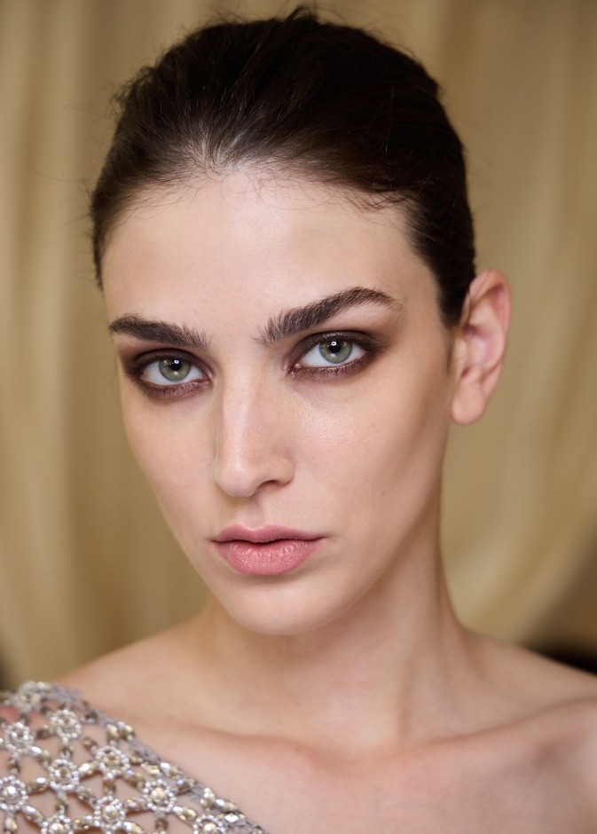 رسمات المكياج السموكي المتموج من دار Elie Saab