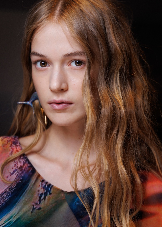 صيحات ألوان شعر خريف 2024 عسلية وفاتحة من دار Roberto Cavalli