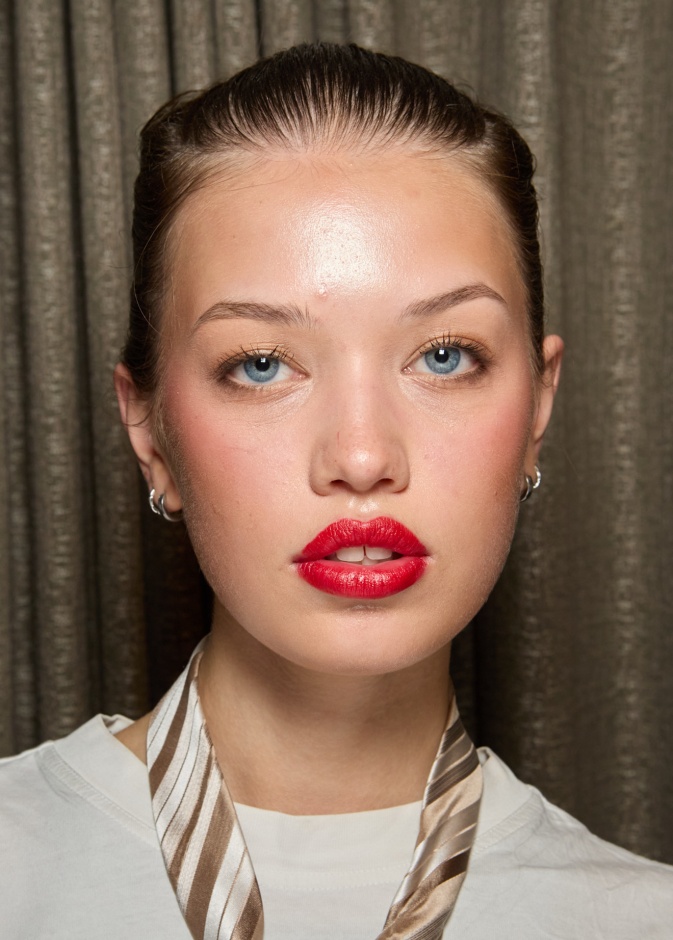 لون احمر شفاه فاقع من دار Helen Anthony