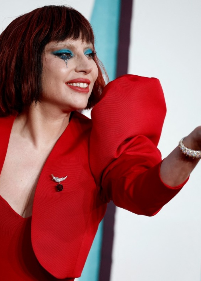 ليدي غاغا أيقونة التجدّد تلهمك بشخصية هارلي كوين بمكياجها