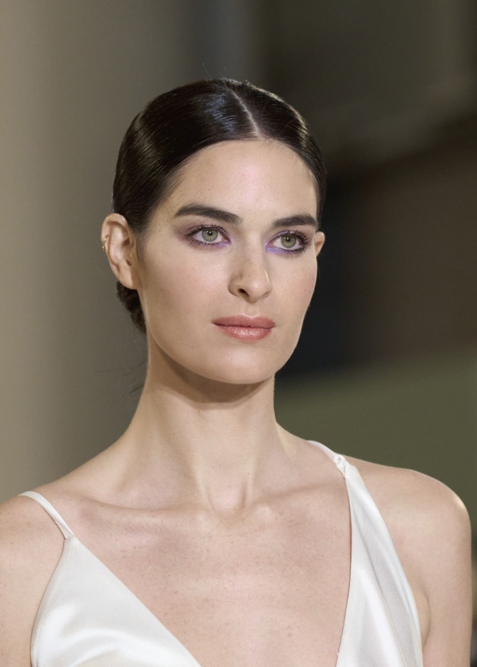 مكياج صيفي ناعم بظلال بنفسجية فاتحة من دار Juana Martin