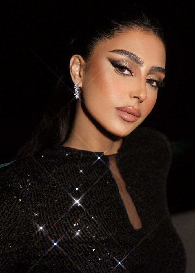 ملامح المكياج السموكي بظلال براقة من خبيرة التجميل سارة السبيعي – الصورة من حسابها على انستغرام