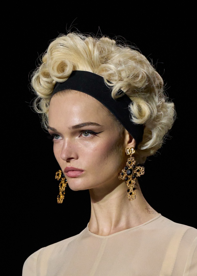 موضة التسعينيات في تسريحات الشعر الريترو كاريه من دار Dolce Gabbana