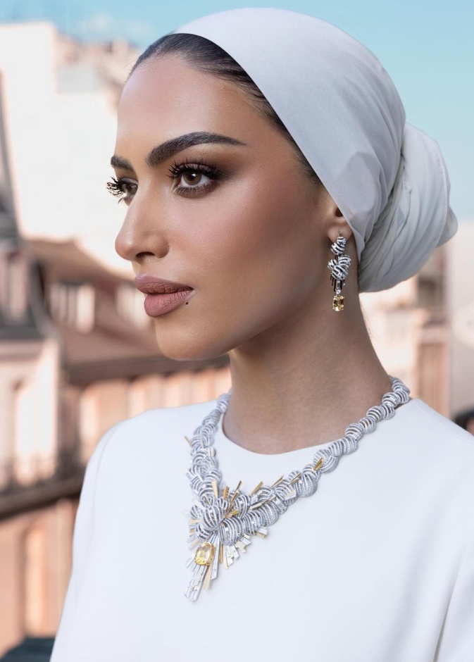 يارا النملة أقلام الهايلايتر الخاصة بعلامة moonglaze