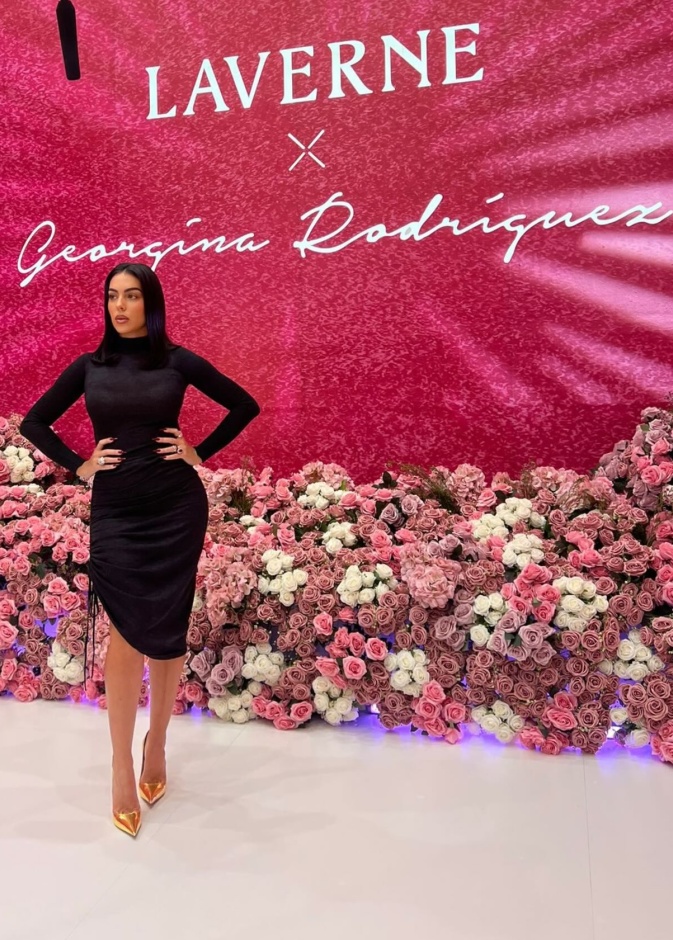 صور..نجمات الخليج يتألقن بأزياء السهرة الفاخرة وجورجينا رودريغيز تختار الأسود في حفل إطلاق عطرها الجديد من Laverne بالسعودية