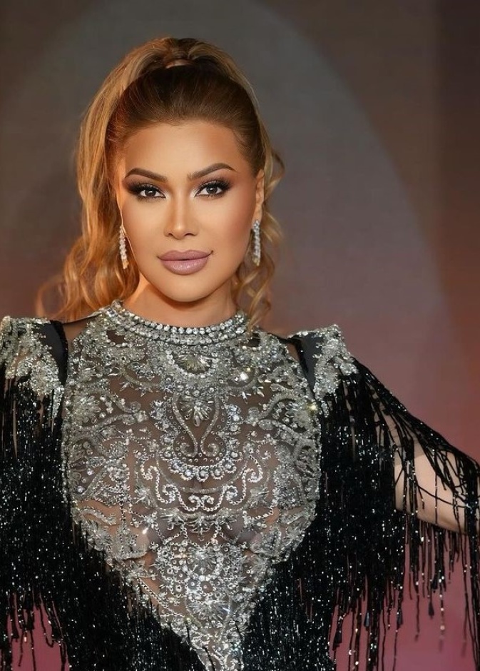 تسريحات شعر ويفي نصف مرفوع ولمسة من السحر لمظهرك اليومي