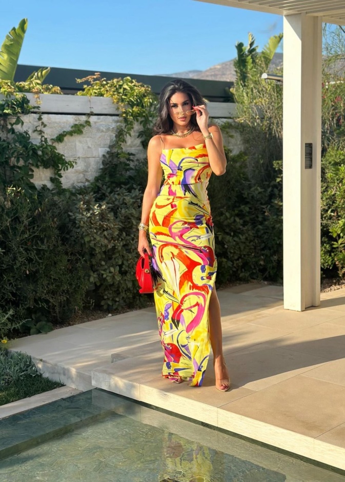 اجمل اطلالات ياسمين صبري بالفساتين الصيفية الملونة والأحادية اللون في موسم صيف 2024