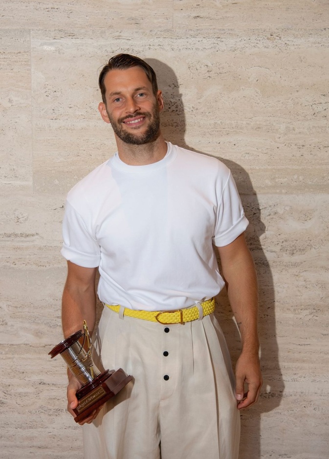 Simon Porte Jacquemus يحصل على جائزة مجلس الأزياء الراقية لعام 2024 عن إبداعه في مجال الأزياء