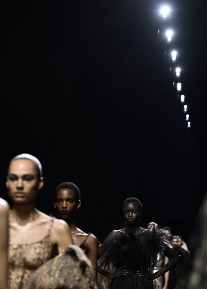 مصممو الأزياء السعوديون: تأثيرهم العالمي ونجاحهم في دمج التراث الثقافي مع الموضة المعاصرة