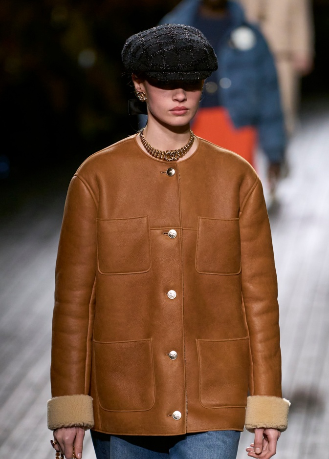 الجاكيت البني من Chanel 