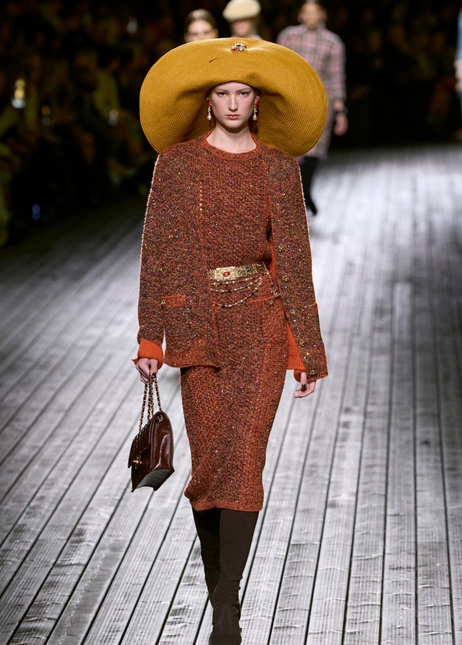 الجاكيت مع الفستان من نفس اللون Chanel 