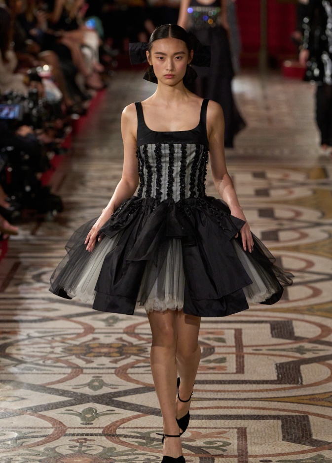 كيف تحولين فساتين الشيفون القصيرة إلى قطعة أيقونية في خزانتك؟