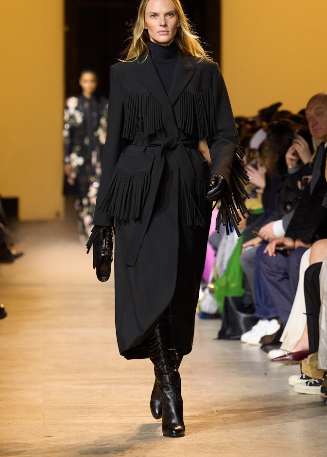 معطف أسود كلاسيكي من Elie Saab 