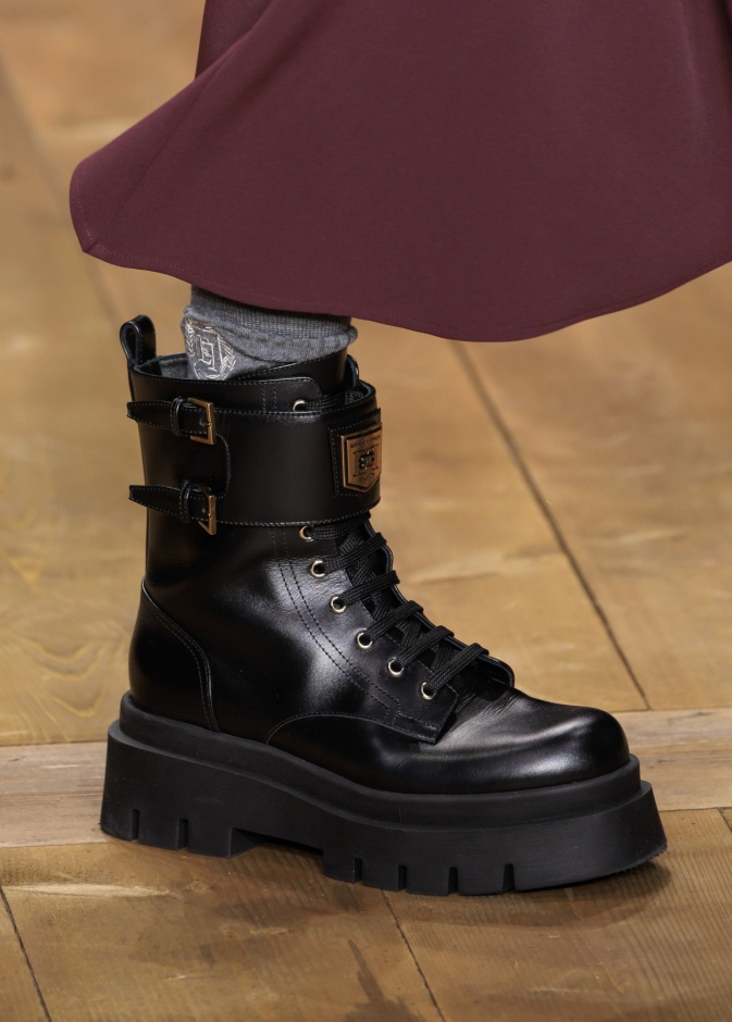 حذاء مميز من وحي سائقي الدراجات النارية من Elisabetta Franchi 