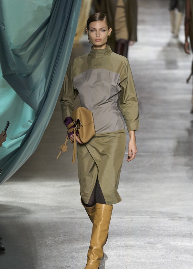 فستان محتشم خريفي من Fendi 