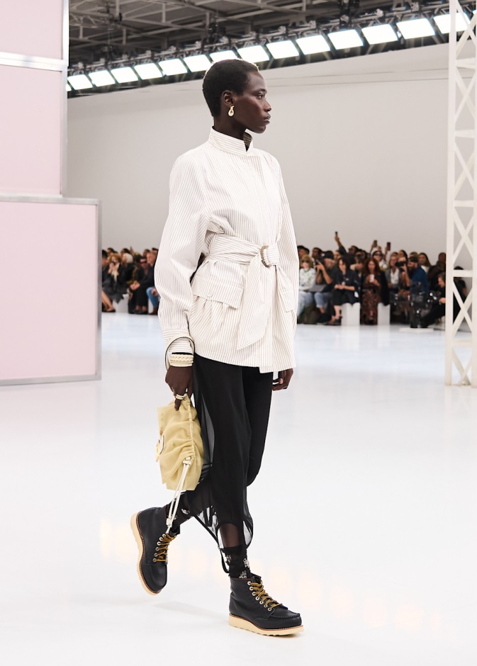 أزياء تتحدث لغة الفخامة والحداثة