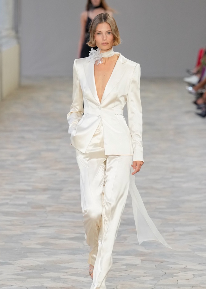 عرض أزياء مجموعة Alberta Ferretti لربيع وصيف 2025