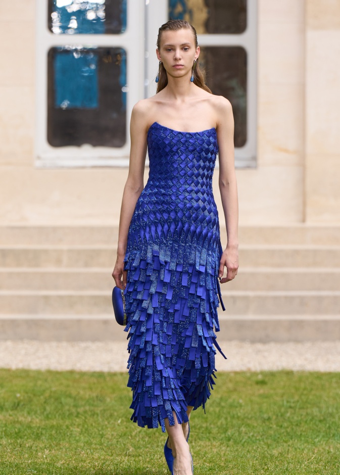 فساتين الـRoyal Blue تحدث ثورة في عالم الموضة