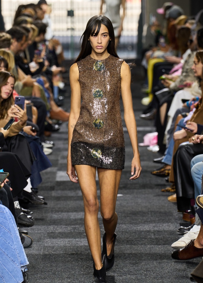 مجموعة JW مجموعة JW Anderson مرحة وقريبة من الواقعية