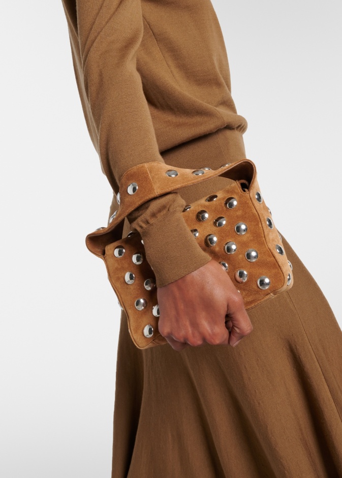 "البني هو الأسود الجديد"... دليلك لأناقة دافئة في خريف وشتاء 2024-2025