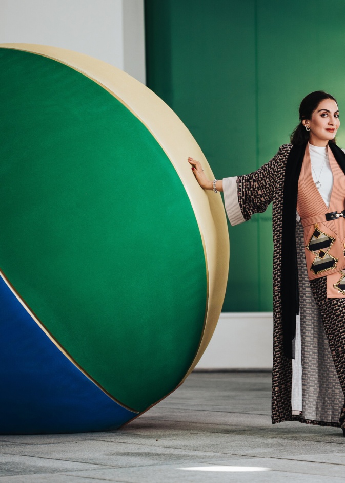 الفنانة الإماراتية لمياء قرقاش وعملها "كرة المبتدئين"