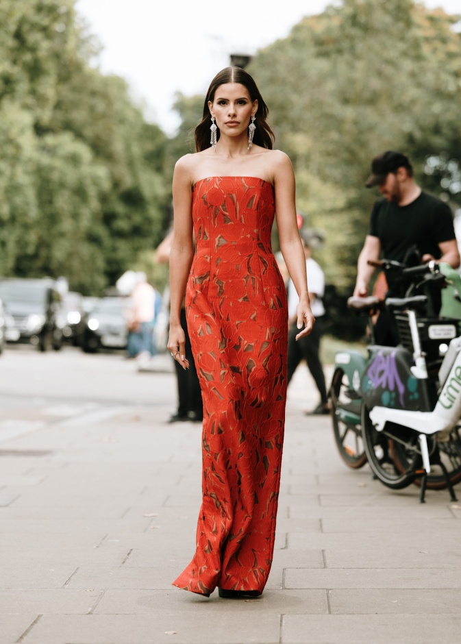  الشياكة عنوان إطلالات متابعات الموضة في شوارع لندن لربيع وصيف 2025