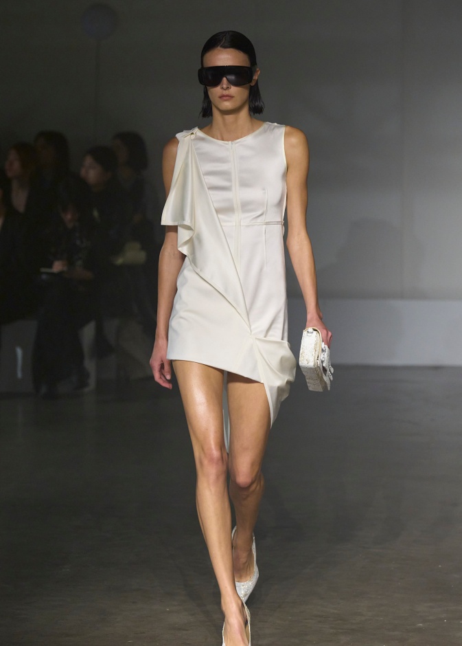 الشياكة والأنوثة تطبعان هوية عرض أزياء MM6 Maison Margiela لصيف 2025 في ميلانو