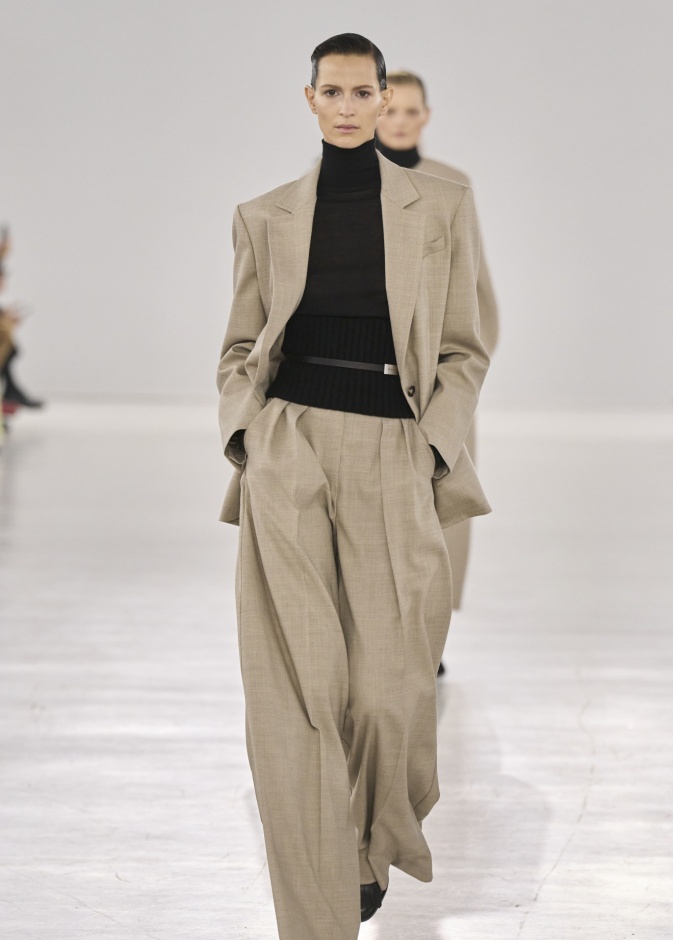 أخطفي الأضواء بموضة البدلات البيج الخريفية