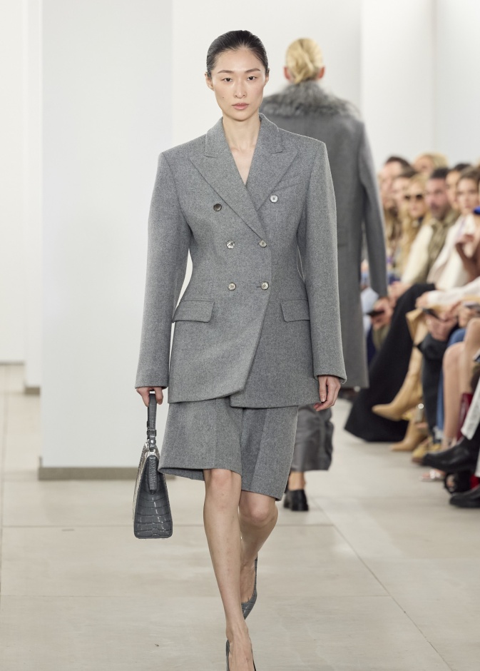 صيحات الخريف تعيد أناقة البرمودا الرمادي الى الواجهة