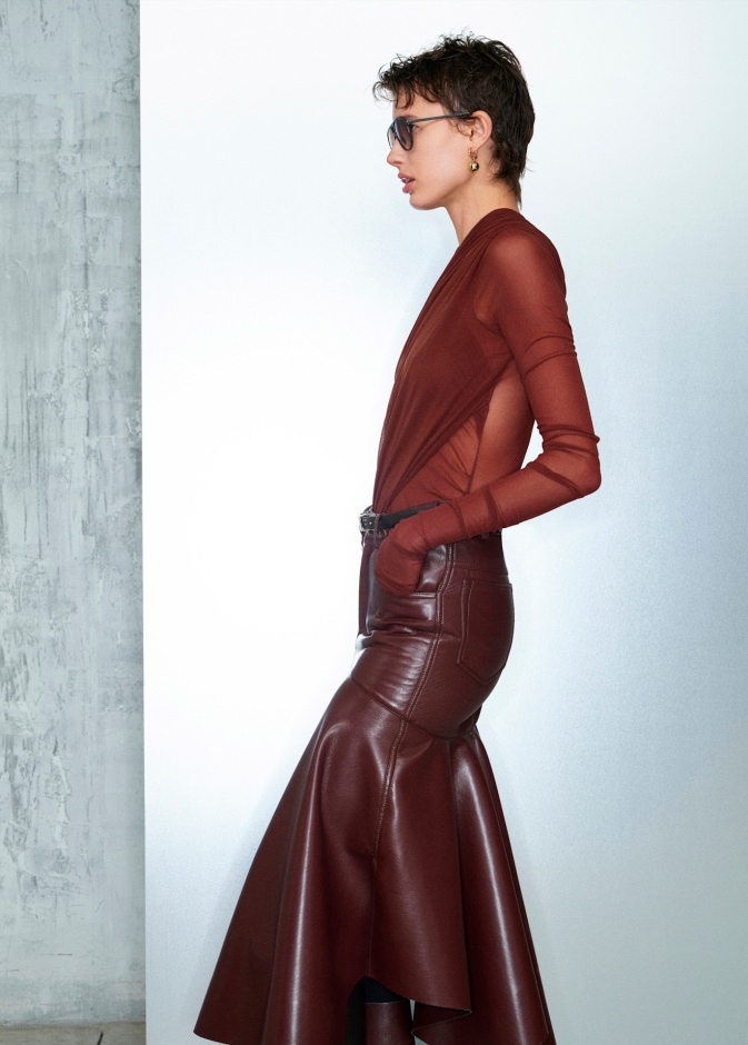 التنورة الجلد مزايا وصفات خاصة هذا الخريف تجمع بين الأناقة والعصرية 