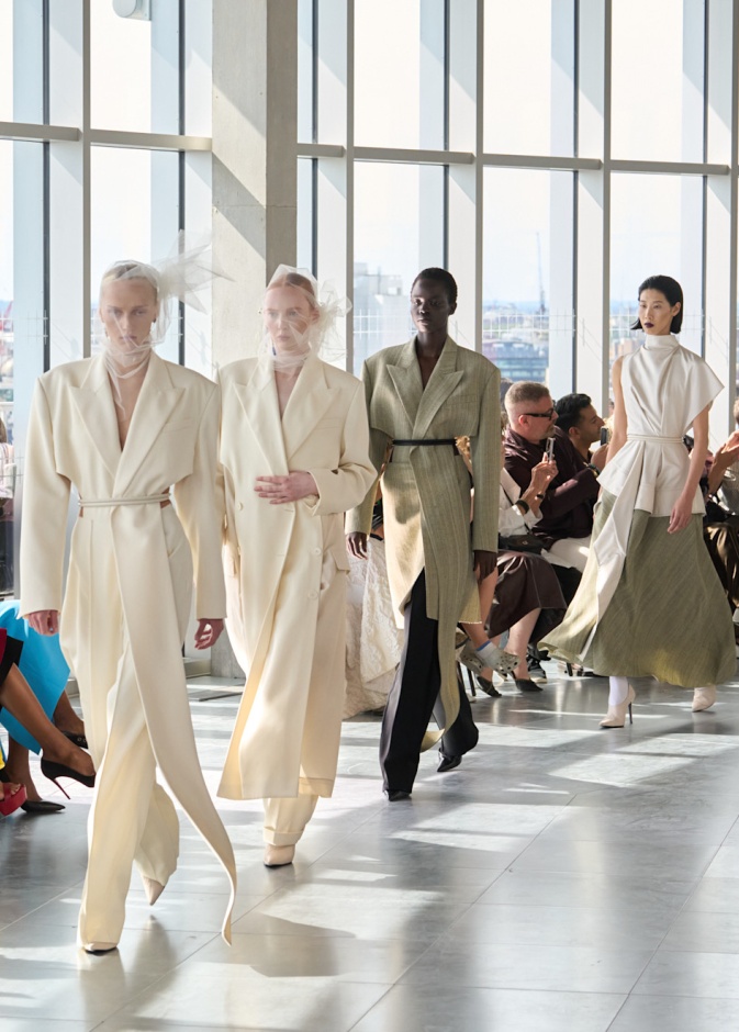 أسبوع الموضة في لندن يرسّخ مكانته كمنصة للابتكارات الجريئة والعصرية... إليكِ ما فاتك من عروض