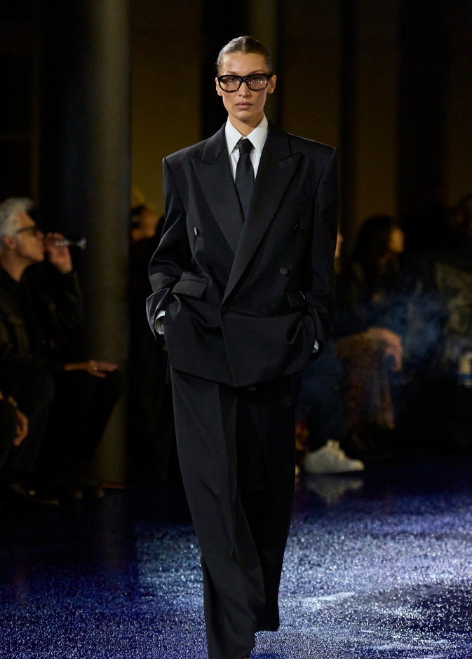 مجموعة Saint Laurent تطرح موضة القطع الرسمية بأسلوب متجدد في صيف 2025