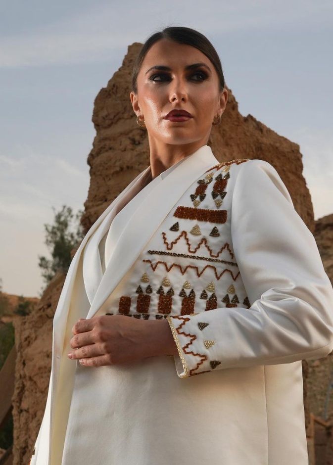 ارتدي عباية مطرزة موضة خريف 2024 وتألقي بأسلوب ملكي