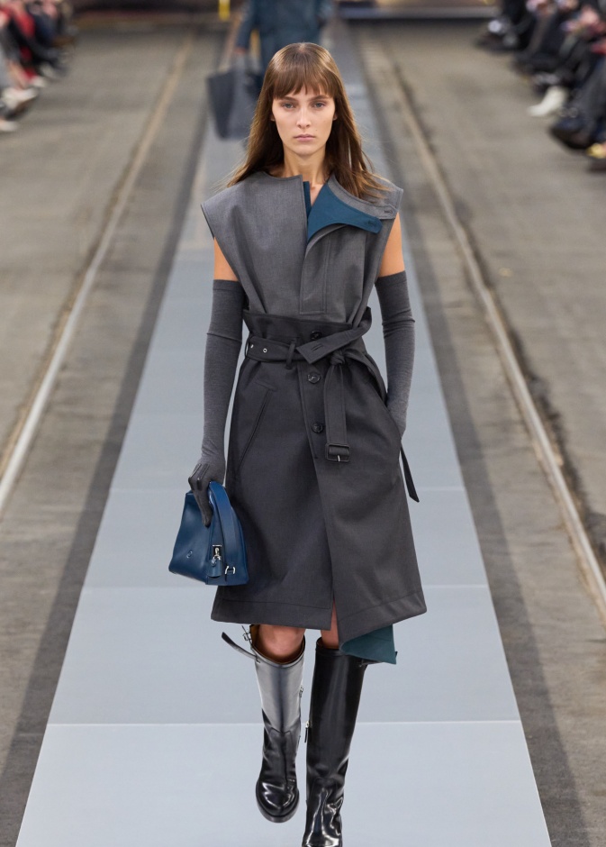 أناقة إطلالة خريف وشتاء 2024 مع موديلات البوت العالي من Tods