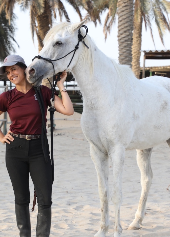 الخيالة السعودية دانة خالد القصيبي تكشف لـ'هي' أسرار فن التواصل الرقيق مع الخيل 