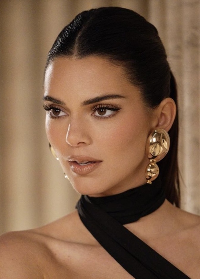 علاجات غير جراحية لتجديد شباب العيون - صورة من انستغرام كيندال جينير