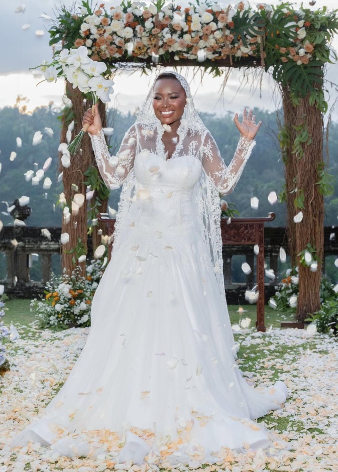 من حفل زفاف خديجة معاذ في أندونيسيا