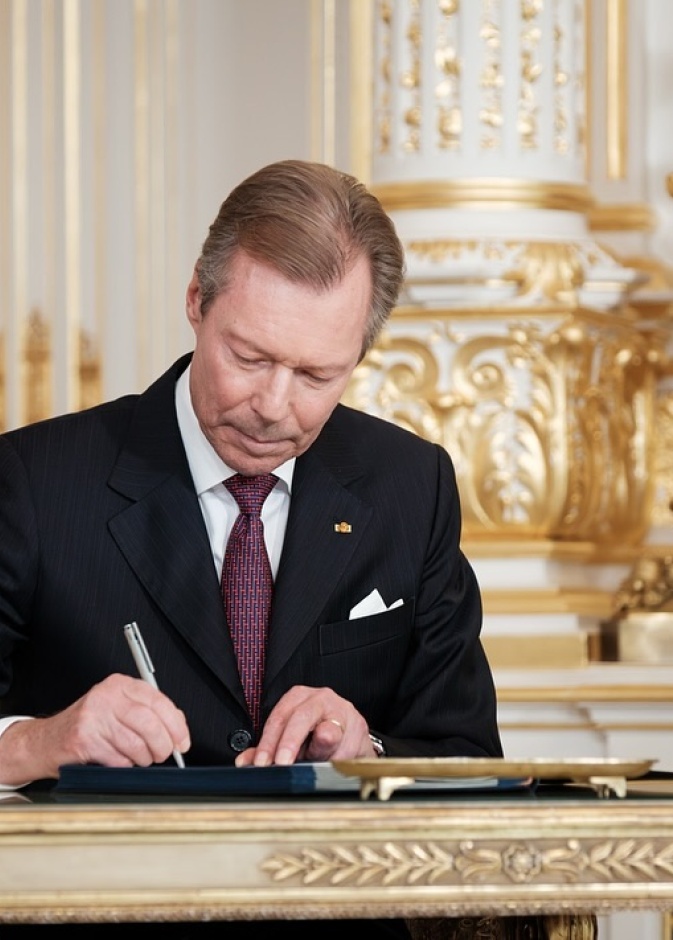 دوق لوكسمبورج الأكبر يبدأ أولى خطوات التنازل عن العرش لابنه غيوم