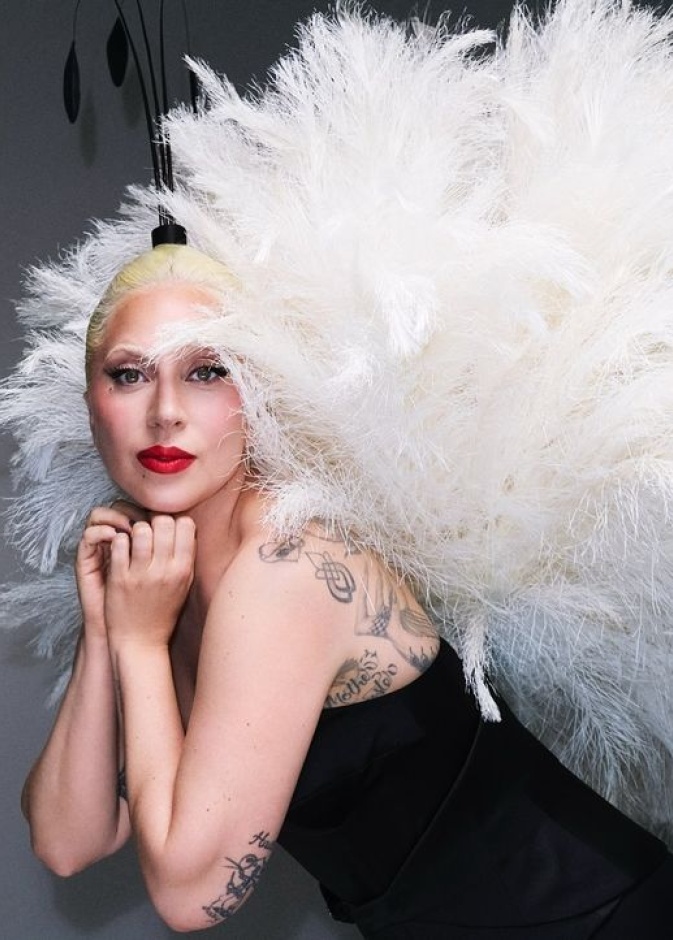 ليدي غاغا أيقونة الإطلالات الجريئة في المكياج والشعر