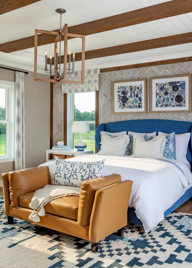 التوازن بين حجم مصباح الطاولة الجانبية للسرير ومساحة الغرفة، من أهم عوامل اختيار الحجم المناسب