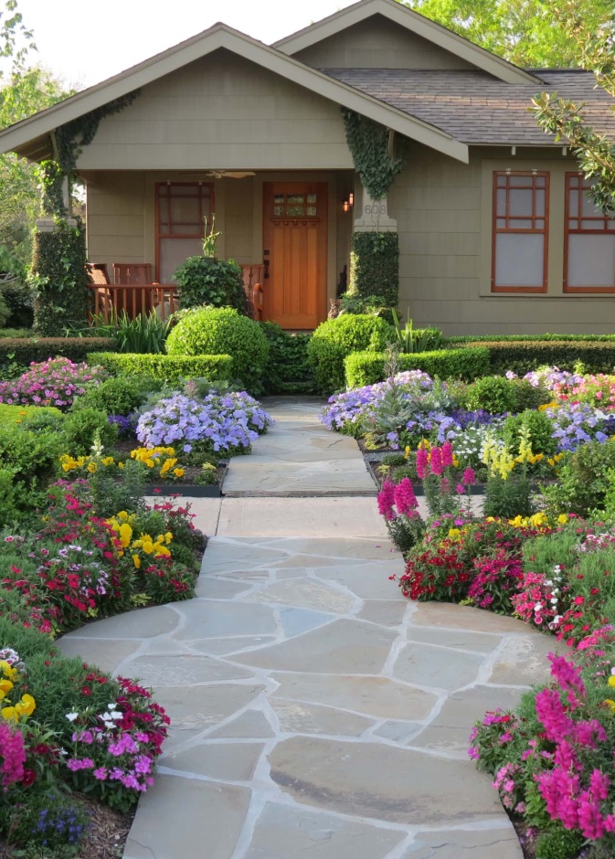 الحديقة الأمامية من المساحات التي من المهم الاعتناء بها، لتحقيق انطباع أول إيجابي