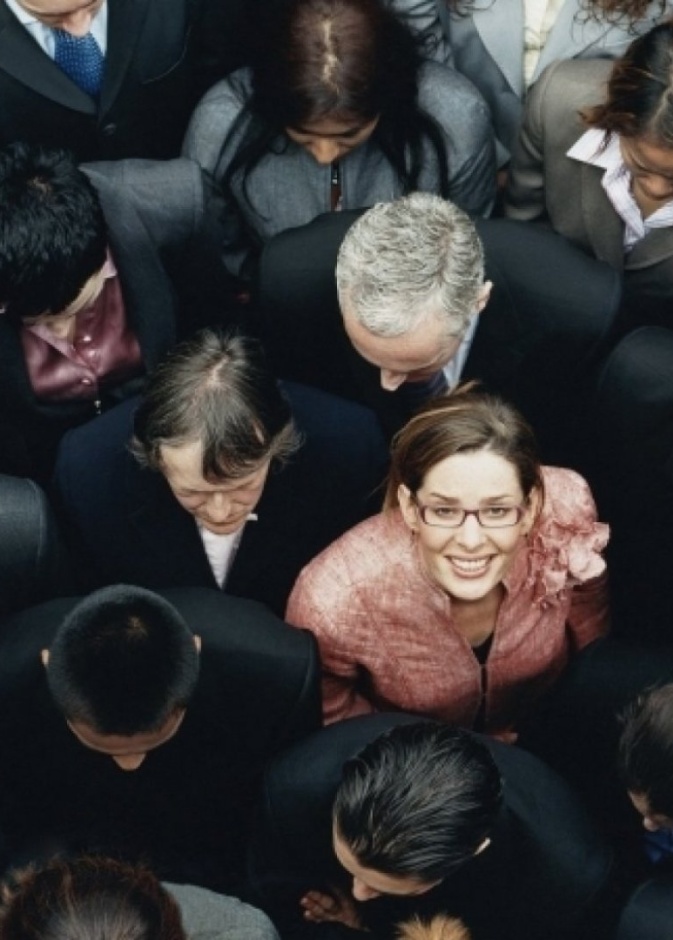 الحضور الكاريزمي وتجعلي نفسك محور الحديث