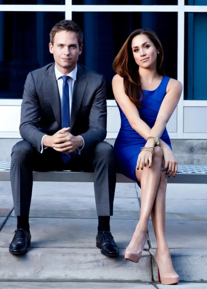 باتريك آدامز يفاجئ الجمهور بصورة نادرة مع ميغان ماركل