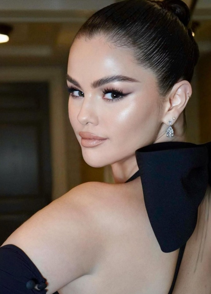 رسمات الآيلاينر السوداء تعود بقوة الى الواجهة بأسلوب سيلينا غوميز