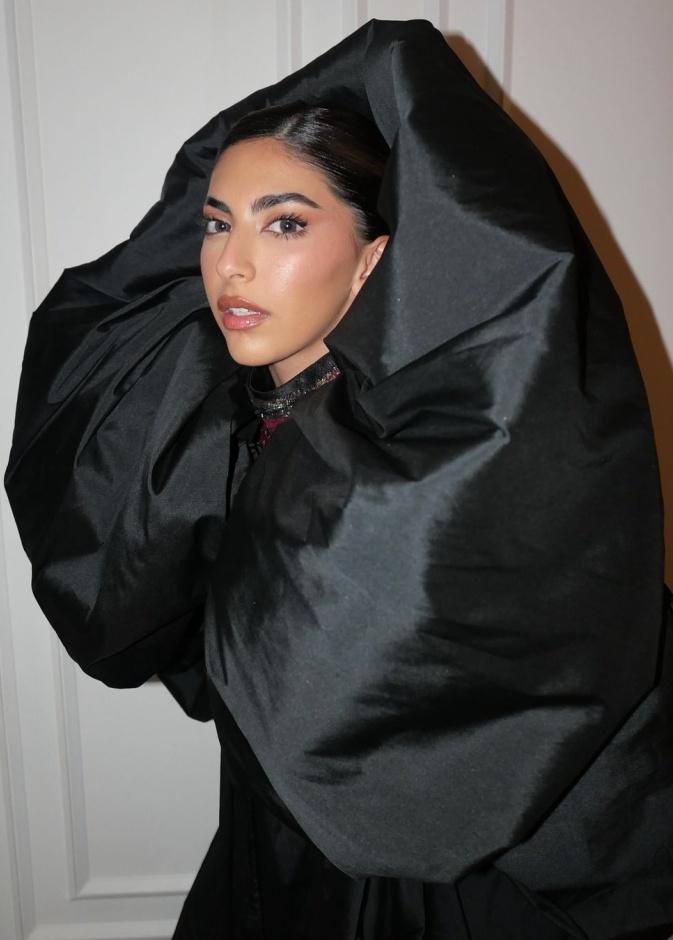 إطلالات جمالية بارزة تميز اليوم الأول من أسبوع الموضة في الرياض