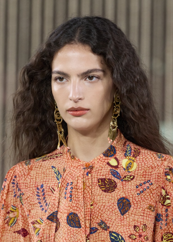 استفيدي مع الخبراء المختصين من فوائد زيت البخور لاستعادة نضا