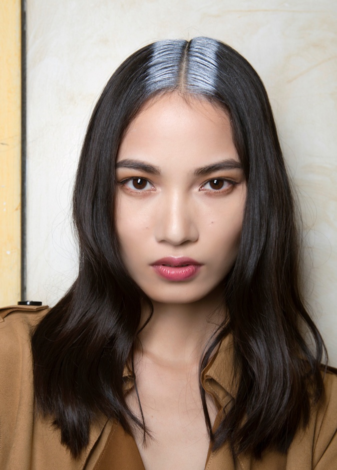 استفيدي من المكونات الطبيعية المقدمة للتخلص من الشعر الأبيض بشكل طبيعي في المنز