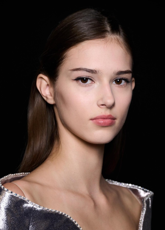 تعرفي إلى الفرق بين الزيوت الجافة والرطبة لتعزيز جمال بشرتك وشعرك وجسمك