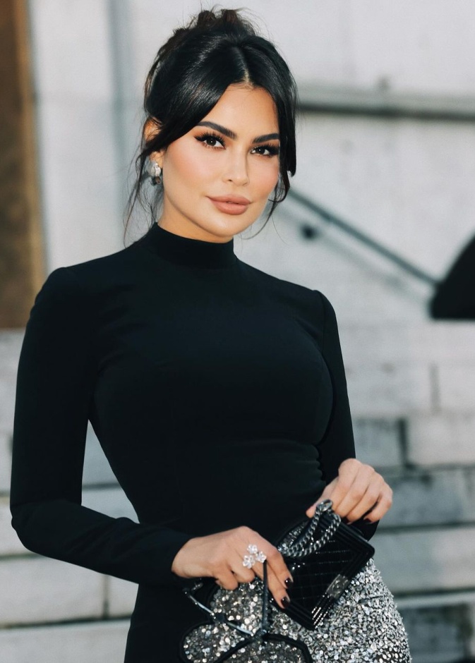 صيحات جمالية لافتة تألقت بها النجمات العرب في أسبوع الموضة الباريسي 