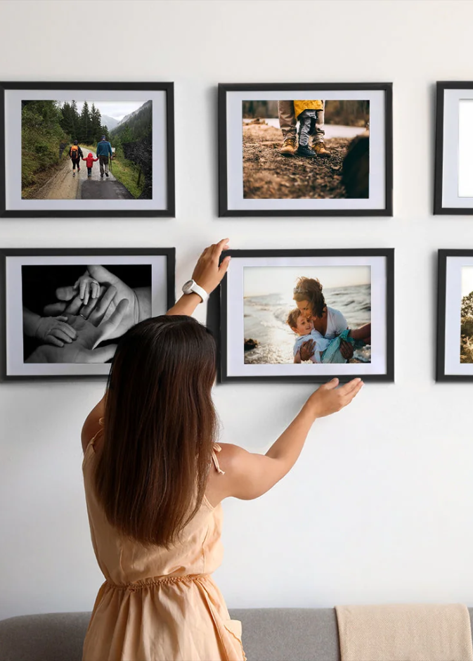 يمكن تزيين جدران المنزل الجديد بمجموعة من الإطارات المتطابقة